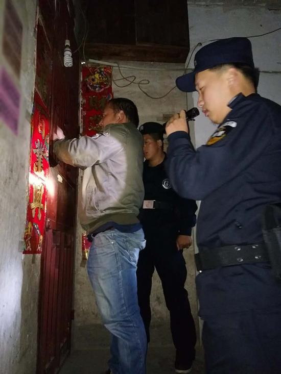 贵定县粗心妈妈误将幼女锁家中 民警全城寻开锁师傅开门