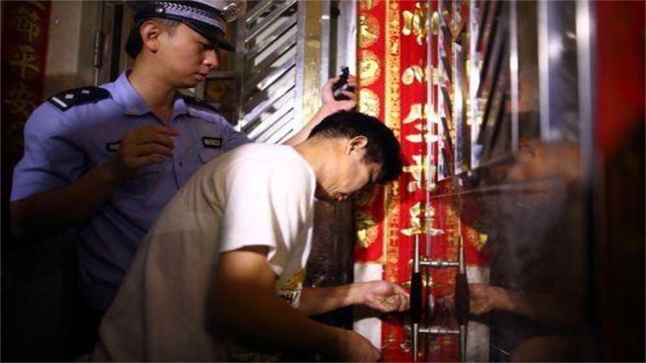 贵定县请开锁师傅开了锁后，师傅为什么一般都不进门，就算主人请也不进去？